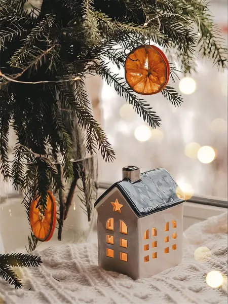 Poster Mall Постер на стену Фото домик-подсвечник под елочкой 40х50