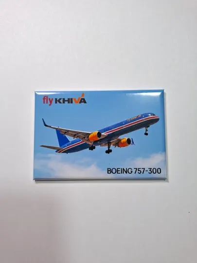 Фото магнит авиа сувенир, фото самолёта Boeing 757-300 Fly Khiva, размер 8x5 см