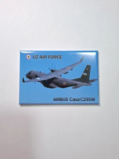 Фото магнит авиасувенир, фото самолёта Airbus Casa C-295W Uz Air Froce, размер 8x5 см