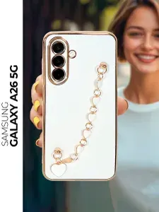 Силиконовый чехол на Samsung Galaxy A26 с цепочкой сердечки белый