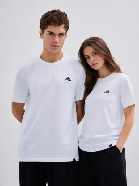 Adidas Футболка базовая спортивная с фирменной вышивкой