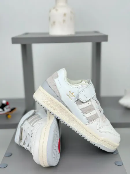 ADiDAS. Детские кроссовки адидас белые бежевые кеды
