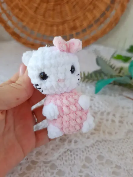 Amigurushka Вязаная игрушка - брелок Амигуруми Кошечка Китти