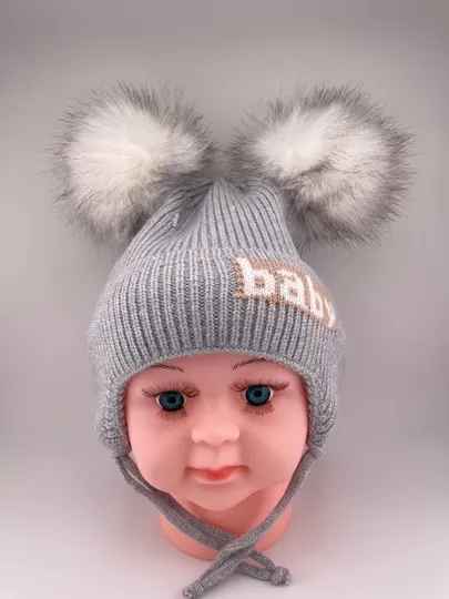 Детская зимняя шапка с завязками и двумя помпонами с нашивкой Baby