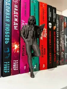 Фигурка книжный мужчина из дарк романов