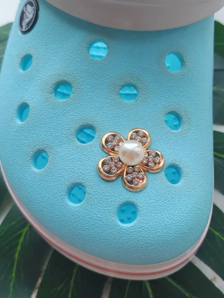 Fun_Jibz Джибитс цветок с жемчугом на Crocs золотой