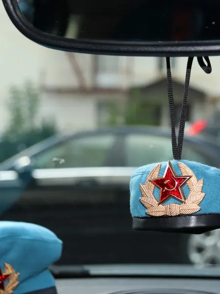 Сувенирный. Берет-подвеска на зеркало. ВДВ. голубой