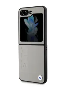Чехол BMW Signature leather на Samsung Galaxy Z Flip5 из натуральной кожи с металлическим логотипом, бежевый