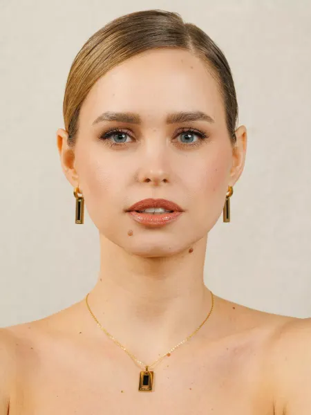 ECO CHIC BOUTIQUE Цепочка с прямоугольной подвеской под Cartier
