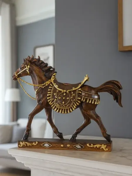 Статуэтка лошадь декоративная коричневая с золотым седлом Holiday figurines