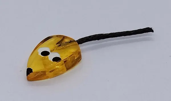 Янтарная фигурка мышка кошельковая на удачу, медовый янтарь 2 г