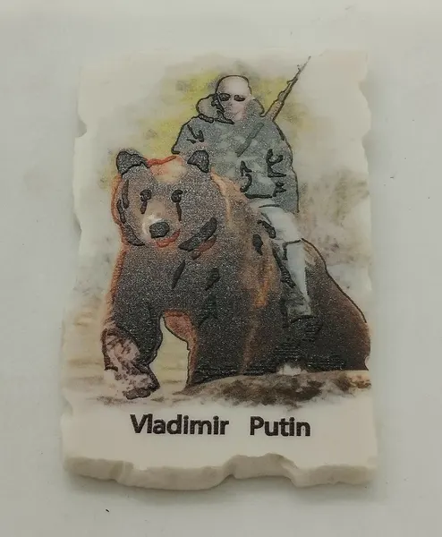 Магнит рельефный из искусственного камня в виде фрески, "Путин на медведе"