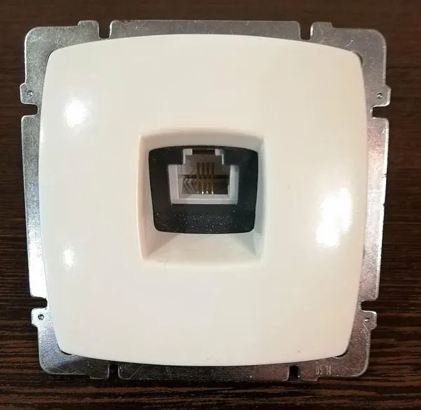 Розетка телефонная Legrand SUNO 774038, белая, IP20, скрытый монтаж