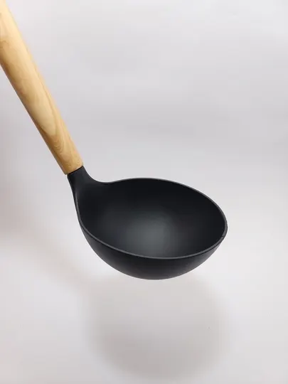 Силиконовая шумовка половник с деревянной ручкой