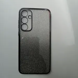 Силиконовый чехол-накладка для смартфона Samsung Galaxy A55 с черным ободком по бокам и вокруг камеры.