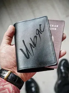 Обложка на паспорт кожаная мужская с именем Ильяс
