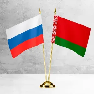 Настольные флаги России и Белоруссии на пластиковой подставке под золото
