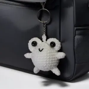 Набор для вязания брелка "Жабка" белая crochet.internet