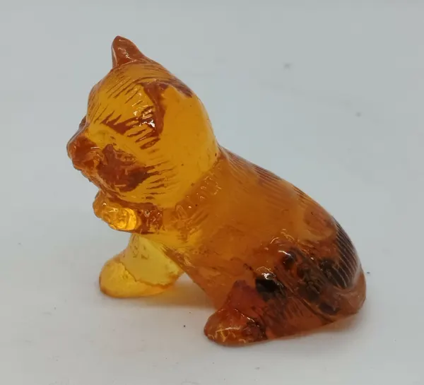 Янтарная фигурка Кошка лапка кверху 12 грамм