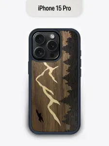 Деревянный чехол c инкрустацией из разных пород дереве для iPhone 15 Pro / Парящий ястреб в горах