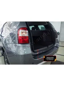 Накладка на порожек багажника для автомобиля Renault Duster I 2010-2020, Nissan Terrano 2014-2022 со скотчем 3М, пластиковая, от повреждений