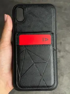Черный чехол на iPhone XR с тремя карманами для банковских карт и подставкой.