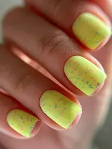 ICE CREAM 04 гель-лак 10мл с декоративными вкраплениями, как конфетти, до 06.2027г. Пастельный желтый оттенок с неоновыми точками, Elpaza