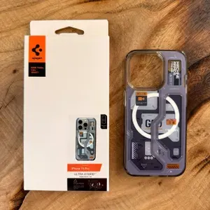 Чехол противоударный SPIGEN с MagSafe для iPhone 15 Pro / Фиолетовый квадрат