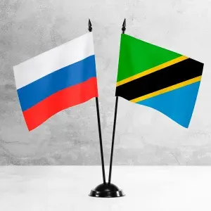 Настольные флаги России и Танзании на пластиковой черной подставке