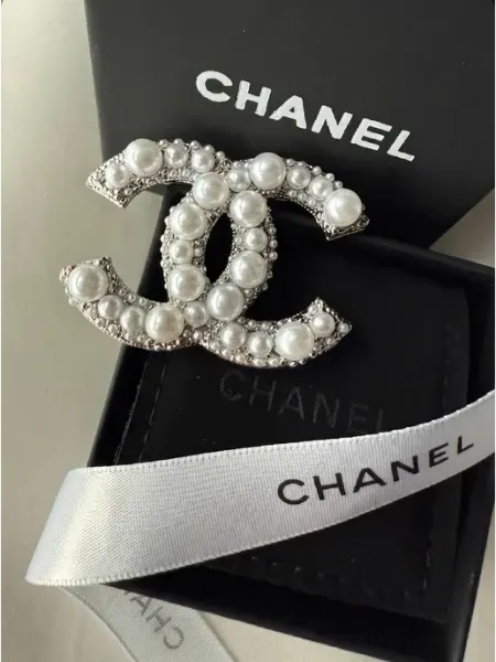 Брошь Chanel с жемчугом FIASKO