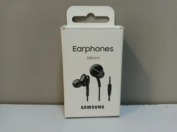 Samsung Проводная гарнитура Samsung EO-IA500BBEGRU, черная (с кнопкой ответа)