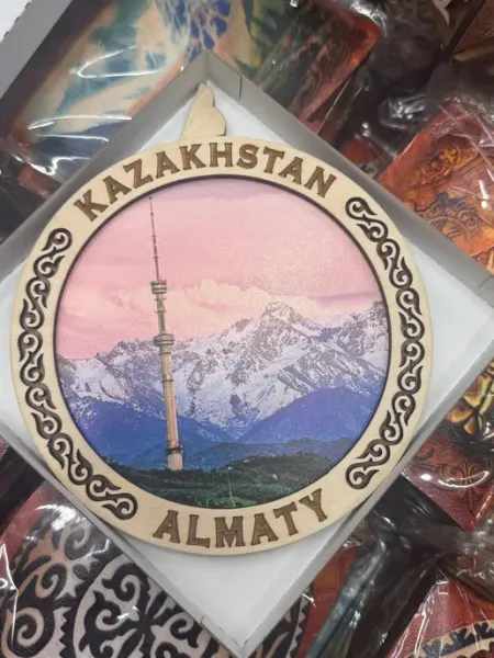 Сувенирная тарелка "Алматы Казахстан" деревянная с подставка