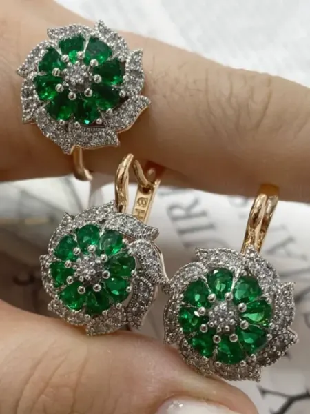 Комплект серьги и кольцо с зелёными фианитами в форме цветка DIAMOND COLLECTION