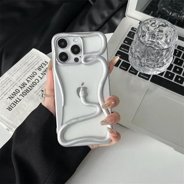 Чехол матовый серебристый цвета на iPhone 16 Pus с змеиным принтом, пластик