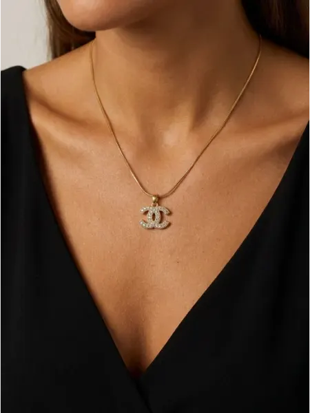 Подвеска Chanel со стразами на цепочке золотистая FIASKO