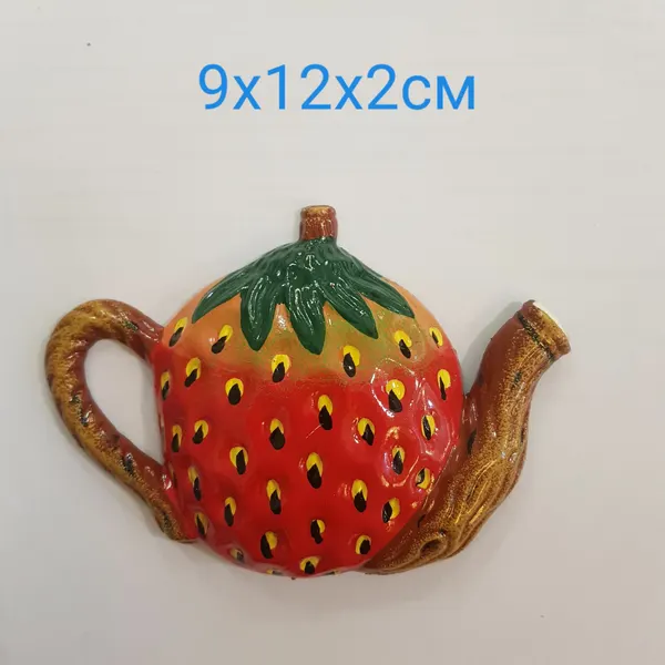 Изделие декоративное Магнит Гигант "Чайник Клубника" 9х12х2см 4445