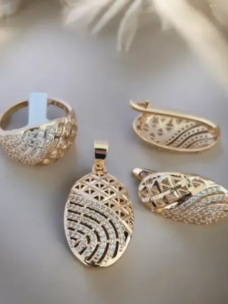 Комплект бижутерии с овальной подвеской, серьгами и кольцом DIAMOND COLLECTION