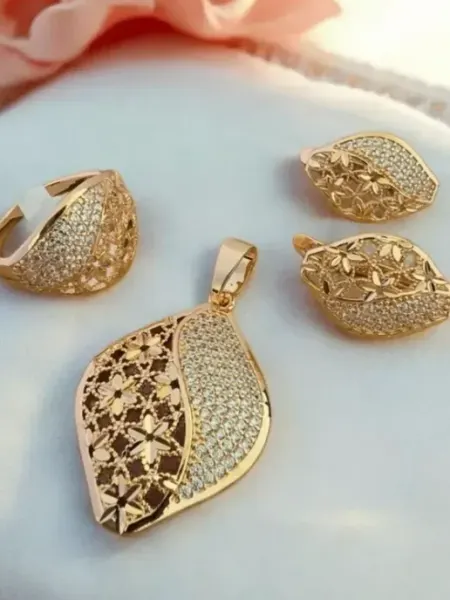 Комплект бижутерии с подвеской серьгами и кольцом DIAMOND COLLECTION