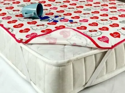 Наматрасник "Hello Kitty" Samrio, водонепроницаемый, с резинками по углам, 60х120 см
