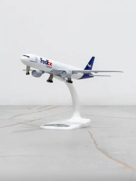 Модель самолёта Boeing 777, FedEx, 20 см, металл+пластик