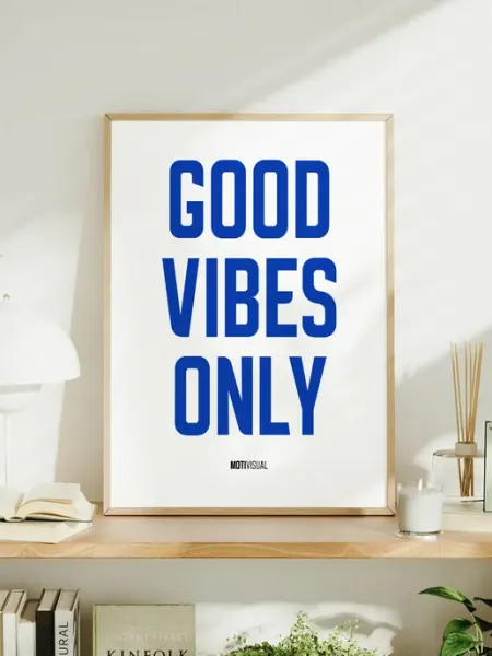 Мотивационный постер с надписью "Good Vibes Only"