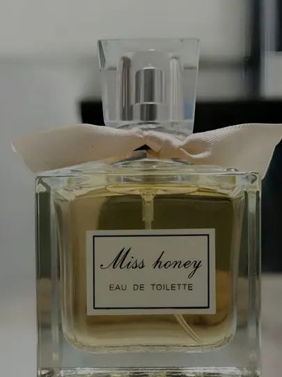 Парфюм Miss Honey – это ароматный и душистый аромат подходящий для весны лета осени и зимы