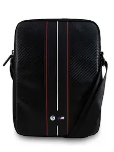 Сумка BMW M-Collection для планшета 10" из экокожи под карбон, с регулируемым ремнем через плечо, с металлическим логотипом , черная с 2 красными полосами