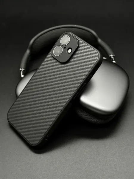 Чехол на iPhone 16 карбоновый стиль CaseLixx