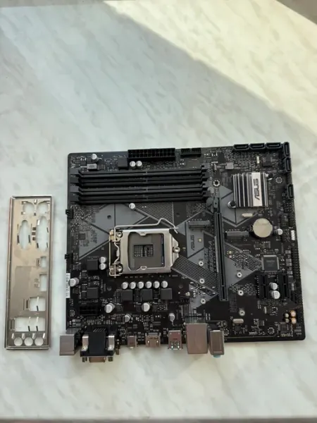 Материнская плата с решеткой ASUS