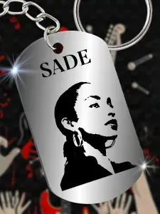 Брелок для ключей, брелок на сумку, зеркальный жетон с гравировкой "Sade"
