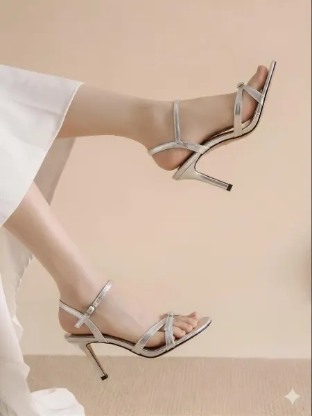 Женские Zara босоножки на каблуке, на один размер малoмер