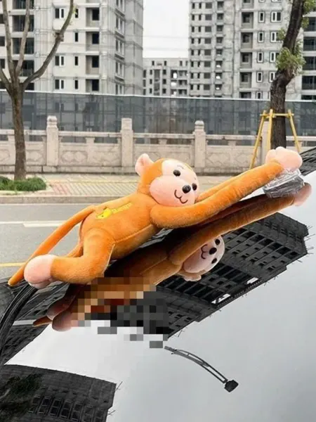 Игрушечная обезьянка на машину