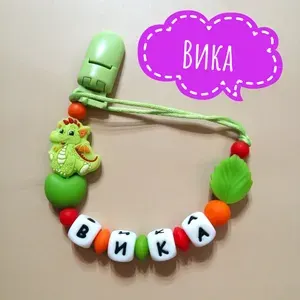 Вика Именной Держатель для соски Дракоша салатовый