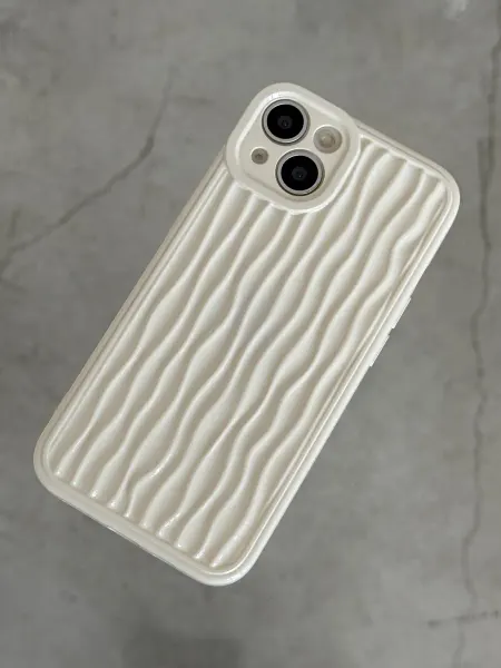 CaseLove Волнистый Чехол на iPhone 13